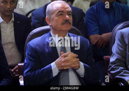 Salfit, Palestina. 03rd Set, 2022. Il primo ministro palestinese Muhammad Shtayyeh visto durante l'inaugurazione di progetti di rete idrica municipali per i villaggi a nord-est di Salfit in Cisgiordania . Credit: SOPA Images Limited/Alamy Live News Foto Stock