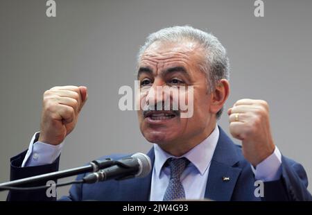 Salfit, Palestina. 03rd Set, 2022. Il primo ministro palestinese Muhammad Shtayyeh parla durante l'inaugurazione dei progetti di reti idriche municipali per i villaggi a nord-est di Salfit in Cisgiordania . Credit: SOPA Images Limited/Alamy Live News Foto Stock