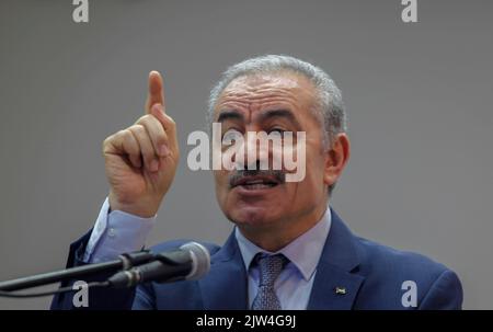 Salfit, Palestina. 03rd Set, 2022. Il primo ministro palestinese Muhammad Shtayyeh parla durante l'inaugurazione dei progetti di reti idriche municipali per i villaggi a nord-est di Salfit in Cisgiordania . Credit: SOPA Images Limited/Alamy Live News Foto Stock