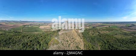 Storico vecchio castello Hazmburk, repubblica Ceca, Europa, panorama panoramico paesaggio aereo foto, Ceske stredohori, rovine del castello ceco, la natura secca in primavera Foto Stock