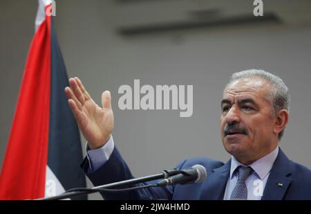 Salfit, Palestina. 03rd Set, 2022. Il primo ministro palestinese Muhammad Shtayyeh parla durante l'inaugurazione dei progetti di reti idriche municipali per i villaggi a nord-est di Salfit in Cisgiordania . (Foto di Nasser Ishtayeh/SOPA Images/Sipa USA) Credit: Sipa USA/Alamy Live News Foto Stock