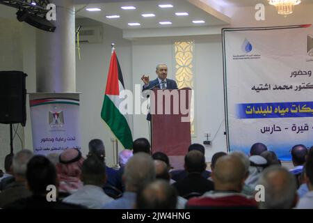 Salfit, Palestina. 03rd Set, 2022. Il primo ministro palestinese Muhammad Shtayyeh parla durante l'inaugurazione dei progetti di reti idriche municipali per i villaggi a nord-est di Salfit in Cisgiordania . (Foto di Nasser Ishtayeh/SOPA Images/Sipa USA) Credit: Sipa USA/Alamy Live News Foto Stock