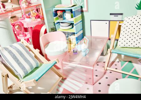 Un bell'interno minimalistico in tonalità pastello verde e rosa Foto Stock