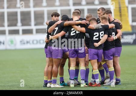 Newcastle, Regno Unito. 29th ago, 2022. I giocatori di Thunder formano un huddle prima della partita del campionato TRA Newcastle Thunder e York City Knights a Kingston Park, Newcastle, sabato 3rd settembre 2022. (Credit: Chris Lishman | NOTIZIE MI) Credit: NOTIZIE MI & Sport /Alamy Live News Foto Stock