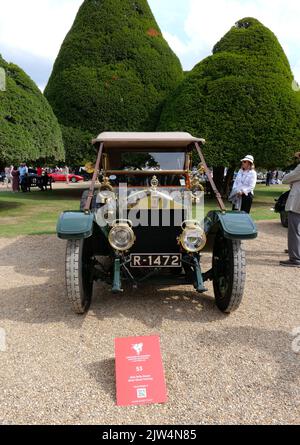 I Concours of Elegance hanno riunito ancora una volta una selezione di 60 delle auto più rarissime di tutto il mondo – molte delle quali non saranno mai state viste prima nel Regno Unito. Molte delle vetture Concours parteciperanno anche a un tour di 2 giorni in auto nei giorni che si protranno per l'evento principale di Concours. Il vincitore del Concours of Elegance non viene selezionato da una giuria, ma dagli stessi proprietari delle vetture. A ciascun partecipante viene chiesto di votare sugli altri modelli esposti per decidere quale vettura è considerata come la ‘migliore di spettacolo’. Foto Stock