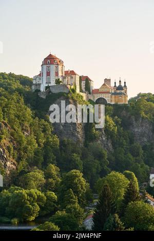 VRANOV NAD DYJI, REPUBBLICA CECA - 19 GIUGNO 2022: Vista del castello nella roccia nel mese di giugno Foto Stock