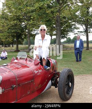 I Concours of Elegance hanno riunito ancora una volta una selezione di 60 delle auto più rarissime di tutto il mondo – molte delle quali non saranno mai state viste prima nel Regno Unito. Molte delle vetture Concours parteciperanno anche a un tour di 2 giorni in auto nei giorni che si protranno per l'evento principale di Concours. Il vincitore del Concours of Elegance non viene selezionato da una giuria, ma dagli stessi proprietari delle vetture. A ciascun partecipante viene chiesto di votare sugli altri modelli esposti per decidere quale vettura è considerata come la ‘migliore di spettacolo’. Foto Stock