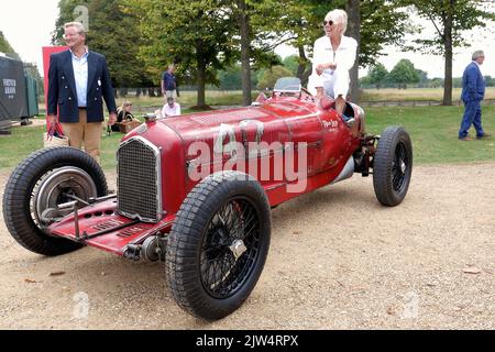 I Concours of Elegance hanno riunito ancora una volta una selezione di 60 delle auto più rarissime di tutto il mondo – molte delle quali non saranno mai state viste prima nel Regno Unito. Molte delle vetture Concours parteciperanno anche a un tour di 2 giorni in auto nei giorni che si protranno per l'evento principale di Concours. Il vincitore del Concours of Elegance non viene selezionato da una giuria, ma dagli stessi proprietari delle vetture. A ciascun partecipante viene chiesto di votare sugli altri modelli esposti per decidere quale vettura è considerata come la ‘migliore di spettacolo’. Foto Stock