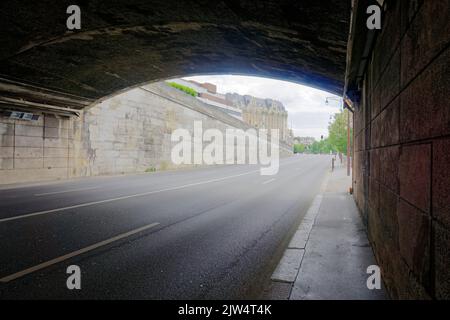 Parigi, Francia - 29 maggio 2022: Vista da sotto Pont de Neuilly verso sud Foto Stock