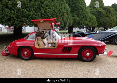 I Concours of Elegance hanno riunito ancora una volta una selezione di 60 delle auto più rarissime di tutto il mondo – molte delle quali non saranno mai state viste prima nel Regno Unito. Molte delle vetture Concours parteciperanno anche a un tour di 2 giorni in auto nei giorni che si protranno per l'evento principale di Concours. Il vincitore del Concours of Elegance non viene selezionato da una giuria, ma dagli stessi proprietari delle vetture. A ciascun partecipante viene chiesto di votare sugli altri modelli esposti per decidere quale vettura è considerata come la ‘migliore di spettacolo’. Foto Stock