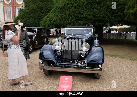 I Concours of Elegance hanno riunito ancora una volta una selezione di 60 delle auto più rarissime di tutto il mondo – molte delle quali non saranno mai state viste prima nel Regno Unito. Molte delle vetture Concours parteciperanno anche a un tour di 2 giorni in auto nei giorni che si protranno per l'evento principale di Concours. Il vincitore del Concours of Elegance non viene selezionato da una giuria, ma dagli stessi proprietari delle vetture. A ciascun partecipante viene chiesto di votare sugli altri modelli esposti per decidere quale vettura è considerata come la ‘migliore di spettacolo’. Foto Stock