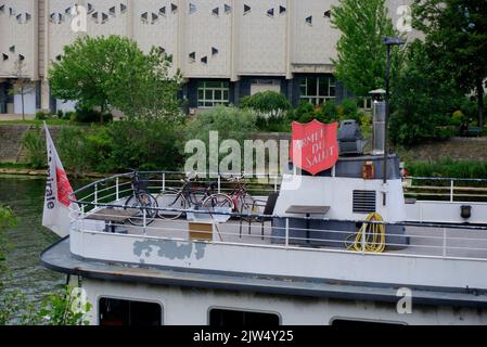 Parigi, Francia - 29 maggio 2022: Segnaletica dell'Esercito della salvezza houseboat ormeggiato sul fiume Senna a Neuilly sur Seine Foto Stock