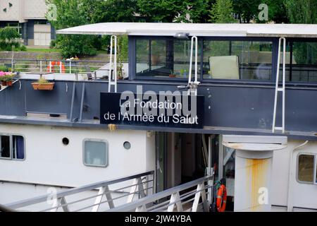 Parigi, Francia - 29 maggio 2022: Segnaletica dell'Esercito della salvezza houseboat ormeggiato sul fiume Senna a Neuilly sur Seine Foto Stock