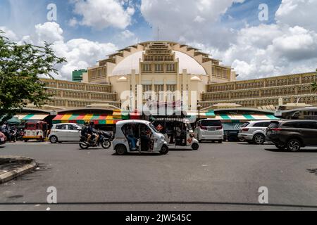 Phnom Penh, Cambogia. 03rd Set, 2022. I tuk tuk tuk elettrici passano davanti al mercato centrale di Phnom Penh. (Foto di Matt Hunt/SOPA Images/Sipa USA) Credit: Sipa USA/Alamy Live News Foto Stock