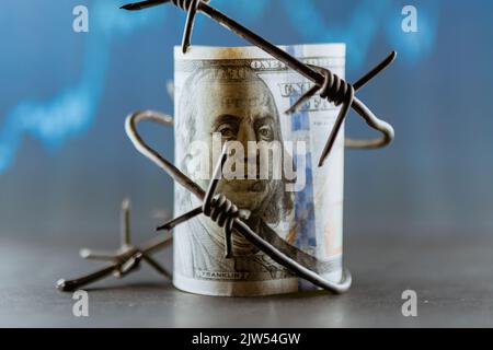 Banconota da dollaro con filo spinato, crisi economica, effetto di fondo con poco rumore Foto Stock