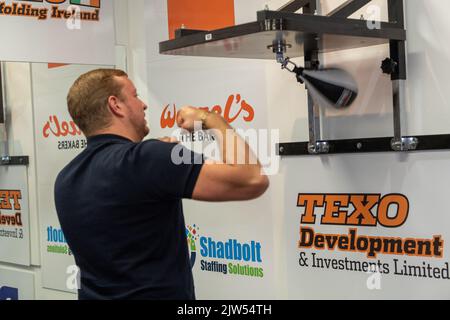 Brentwood Essex 3rd settembre 2022 Thomas Skinner (il maestro apprendista e celebrità) apre la sua ultima impresa commerciale, la Bosh Gym a Brentwood Essex UK. Thomas Skinner prova il suo credito di abilità: Ian Davidson/Alamy Live News Foto Stock