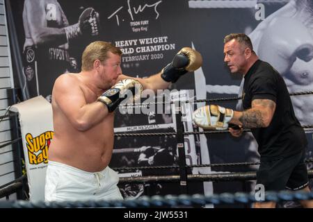 Brentwood Essex 3rd settembre 2022 Thomas Skinner (il maestro apprendista e celebrità) apre la sua ultima impresa commerciale, la Bosh Gym a Brentwood Essex UK. Thomas Skinner prova qualche credito risparmiante: Ian Davidson/Alamy Live News Foto Stock