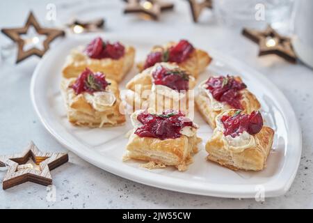 antipasti con salsa di mirtilli rossi, formaggio brie e timo Foto Stock