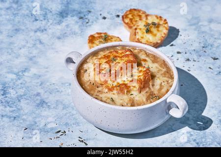 Zuppa francese di cipolle, con crostini di formaggio Foto Stock