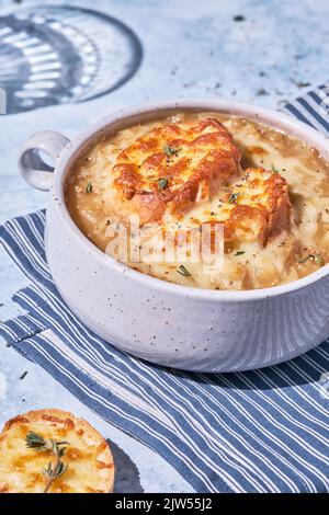 Zuppa francese di cipolle, con crostini di formaggio Foto Stock