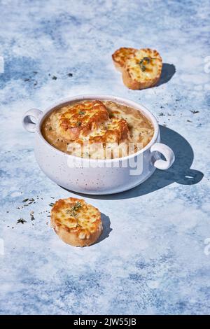 Zuppa francese di cipolle, con crostini di formaggio Foto Stock