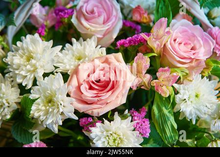 Bouquet di fiori di rose, crisantemi primo piano. Sfondo naturale. Foto Stock