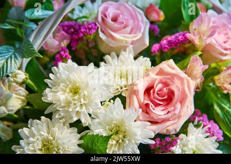 Bouquet di fiori di rose, crisantemi primo piano. Sfondo naturale. Foto Stock