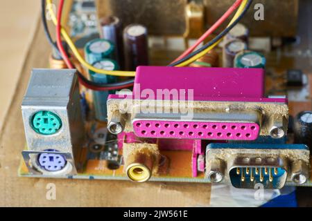 Uno strato spesso di polvere copre i componenti elettronici interni del computer. Foto Stock