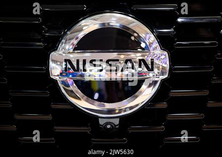 Sofia, Bulgaria - 3 giugno 2022: Primo piano del logo Nissan al Salone dell'automobile di Sofia. Foto Stock