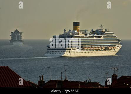 Il MSC Seaside (L) e la Costa Firenze (R) lasciano il porto mediterraneo francese di Marsiglia. Foto Stock