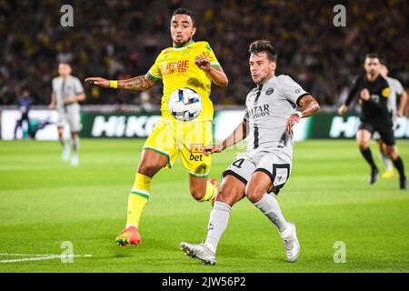 Mostafa MOHAMED di Nantes e Juan BERNAT di PSG durante il campionato francese Ligue 1 partita di calcio tra FC Nantes e Parigi Saint-Germain il 3 settembre 2022 allo stadio la Beaujoire di Nantes, Francia - Foto Matthieu Mirville / DPPI Foto Stock