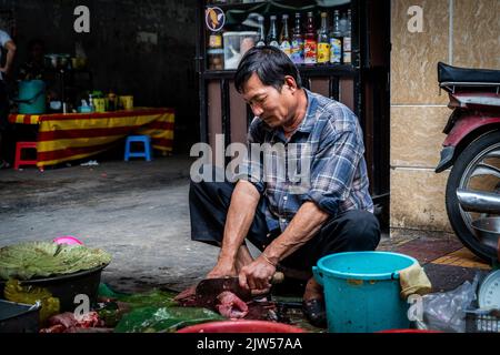 Phnom Penh, Cambogia. 03rd Set, 2022. Un macellaio di strada trita carne in un mercato umido all'aperto a Phnom Penh. (Foto di Matt Hunt/SOPA Images/Sipa USA) Credit: Sipa USA/Alamy Live News Foto Stock