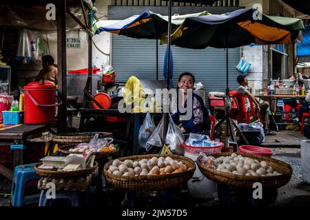 Phnom Penh, Cambogia. 03rd Set, 2022. Un venditore di strada è visto vendere uova in un mercato umido all'aperto a Phnom Penh. (Foto di Matt Hunt/SOPA Images/Sipa USA) Credit: Sipa USA/Alamy Live News Foto Stock