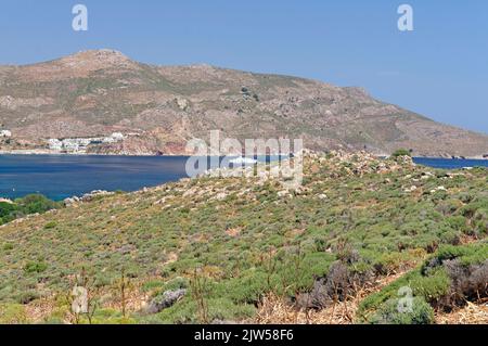 Traghetto Panagia Evangelistria che arriva al porto di Livadia, all’isola di Tilos, al Dodecaneso, alla Grecia, all’UE Foto Stock