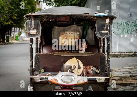 Phnom Penh, Cambogia. 03rd Set, 2022. Un ciclista fa una pausa in un parco pubblico di Phnom Penh. (Foto di Matt Hunt/SOPA Images/Sipa USA) Credit: Sipa USA/Alamy Live News Foto Stock