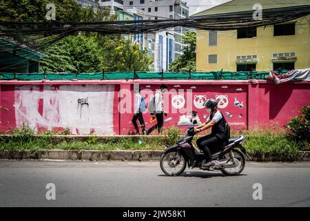 Phnom Penh, Cambogia. 03rd Set, 2022. Un motociclista passa davanti a un murale di FoodPanda a Phnom Penh (Foto di Matt Hunt/SOPA Images/Sipa USA) Credit: Sipa USA/Alamy Live News Foto Stock