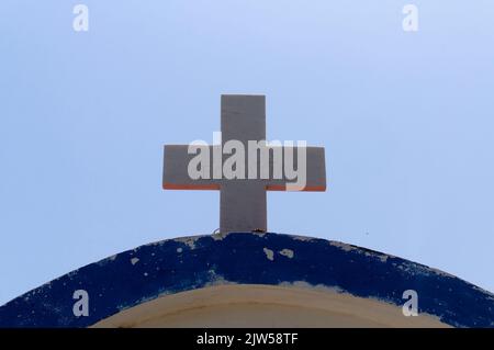 Esterno, crocifisso sul tetto con nome - Chiesa di Agios Efraim vicino ad Agios Antonios, isola di Tilos, Dodecaneso, Grecia, UE Foto Stock