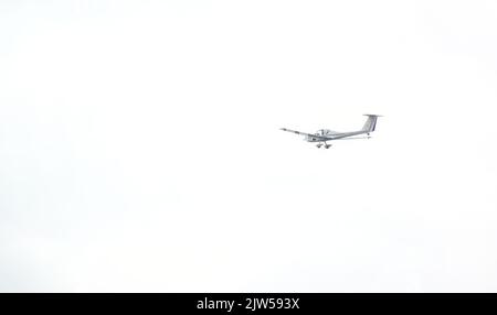 G-CFUG 1984 Grob G-109b C-N 6314 un velivolo a due posti ad ala bassa che vola in un cielo bianco, Wiltshire UK Foto Stock