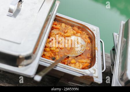 Cibo delizioso in un vassoio d'argento a buffet Foto Stock