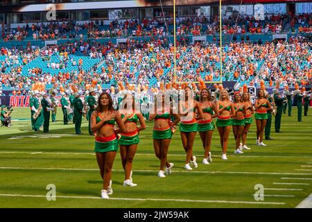 Miami Gardens, Florida, Stati Uniti. 3rd settembre 2022. Miami Hurricanes cheerleaders contro la squadra di Bethune-Cookman Wildcats durante la stagione di calcio del college 2022 dell'NCAA all'Hard Rock Stadium di Miami Gardens, Florida. Credit: Yaroslav Sabitov/YES Market Media/Alamy Live News Foto Stock