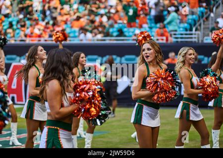 Miami Gardens, Florida, Stati Uniti. 3rd settembre 2022. Miami Hurricanes cheerleaders contro la squadra di Bethune-Cookman Wildcats durante la stagione di calcio del college 2022 dell'NCAA all'Hard Rock Stadium di Miami Gardens, Florida. Credit: Yaroslav Sabitov/YES Market Media/Alamy Live News Foto Stock