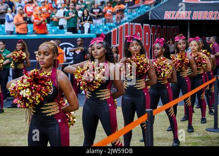 Miami Gardens, Florida, Stati Uniti. 3rd settembre 2022. Miami Hurricanes cheerleaders contro Bethune-Cookman Wildcats cheerleaders durante la stagione di calcio del college 2022 dell'NCAA all'Hard Rock Stadium di Miami Gardens, Florida. Credit: Yaroslav Sabitov/YES Market Media/Alamy Live News Foto Stock