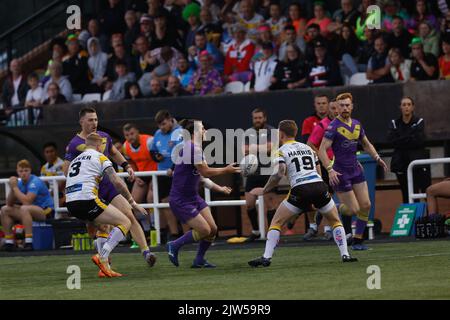 Newcastle, Regno Unito. 29th ago, 2022. Craig Mullen di Newcastle Thunder scarica Alex Donaghy di Newcastle Thunder durante la partita di campionato TRA Newcastle Thunder e York City Knights a Kingston Park, Newcastle, sabato 3rd settembre 2022. (Credit: Chris Lishman | NOTIZIE MI) Credit: NOTIZIE MI & Sport /Alamy Live News Foto Stock