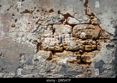 Muro di mattoni con caduto intonaco Foto Stock