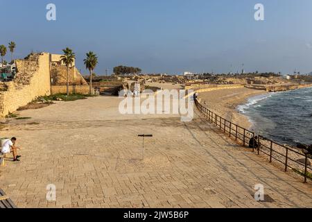 CESAREA, Israele - 11 2022 agosto: Turisti al porto antico di Cesarea. L'antica città e il porto di Cesarea Maritima furono costruiti da Erode il Grande Foto Stock