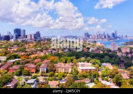 Verde residenziale ricco sobborgo sulla Lower North Shore di Sydney in vista dei principali punti di riferimento del CBD della città - paesaggio urbano aereo. Foto Stock