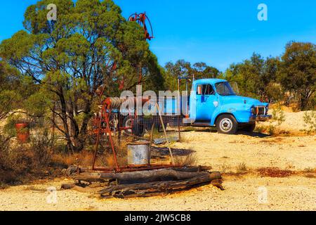 Vecchio pozzo aperto dell'albero della miniera e camion della ruggine in Lightning Ridge, città mineraria opale di NSW Outback, Australia. Foto Stock