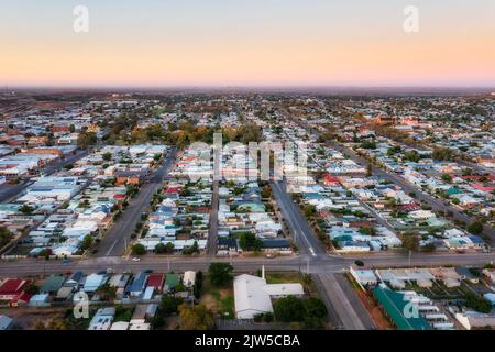 Centro di Lightning Ridge remota cittadina rurale nell'Outback Australia - strade locali, miniere opali e negozi. Foto Stock