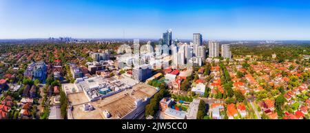 Quartiere degli affari di Chatswood con enormi centri commerciali sulla sponda inferiore nord di Sydney, in un panorama aereo dal paesaggio urbano al lontano skyline del CBD della città. Foto Stock