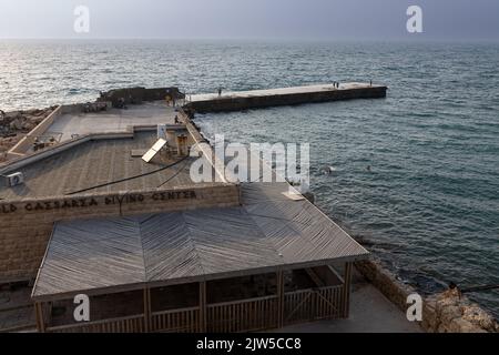 CESAREA, Israele - 11 2022 agosto: Turisti al porto antico di Cesarea. L'antica città e il porto di Cesarea Maritima furono costruiti da Erode il Grande Foto Stock